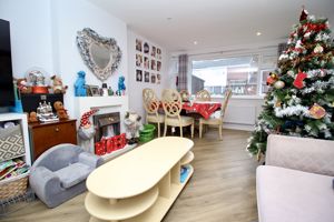 Living/Diner- click for photo gallery